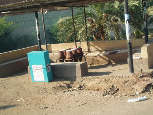 街の至る所にある水がめ。<br />この中に水を入れると、中の水は冷たいまま保てて、水が蒸発することで外気も涼しくなるという、エジプト人の知恵。<br />中の水飲む勇気ある人〜！！<br />出発前は、ナイル川の水飲んでもお腹壊さん自信あったのにな・・・。