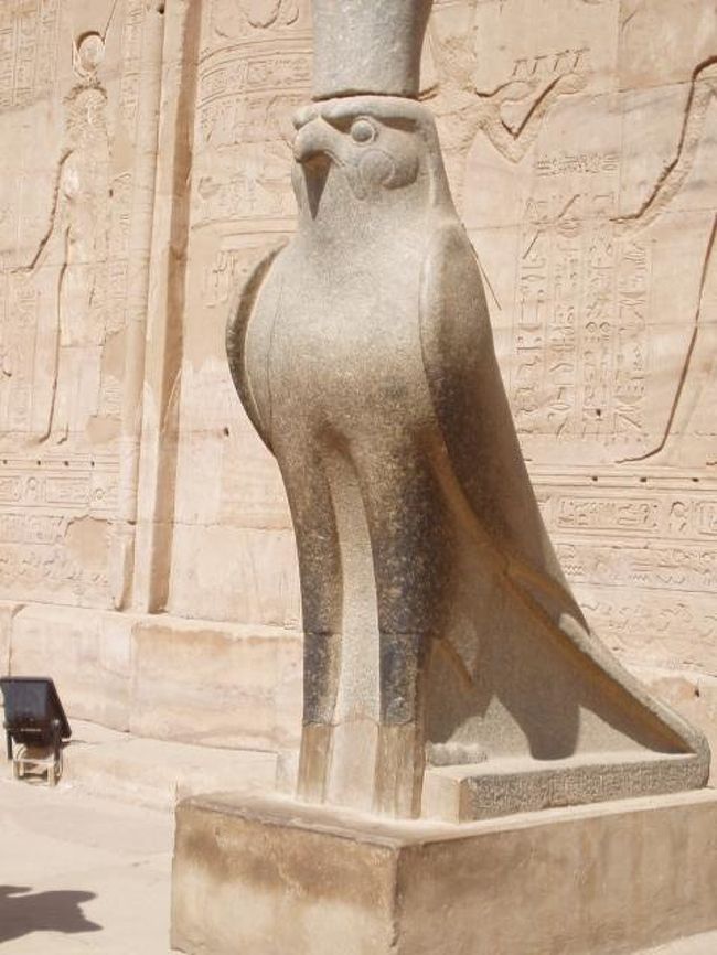 ホルス神殿にて。<br />かわいい。玄関にミニチュア置きたい。