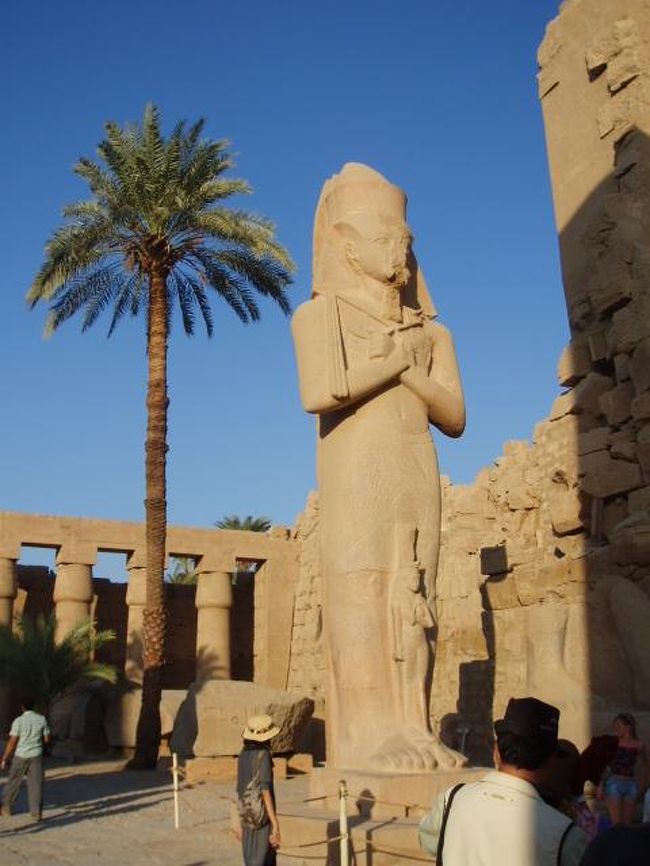 神殿内で。<br />持っているものは、ハエたたき。<br />ハエが多かったんやって。<br />こういう像がハエたたき持ってるとか、ちょっと笑えます。