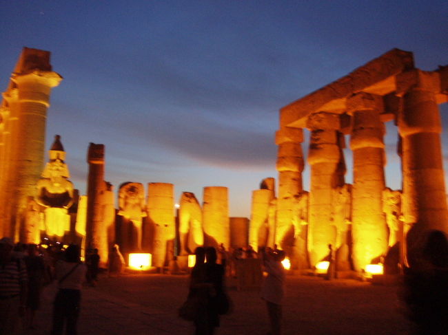 ルクソール神殿に着く頃には、日が暮れてライトアップされていました。