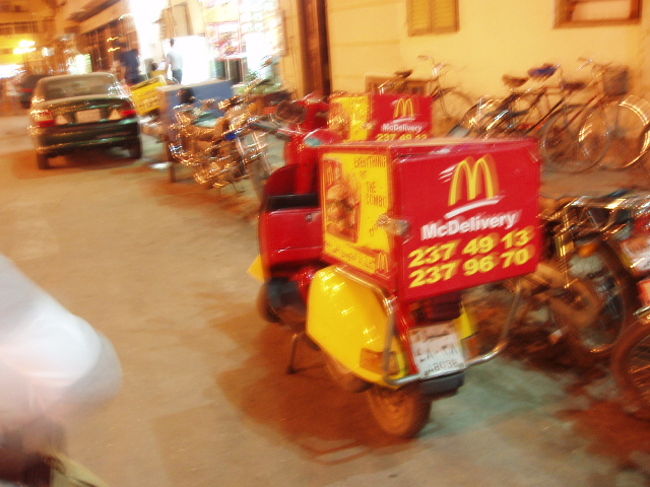 神殿近くのマクドに、エジプト限定のタオルが売っていると聞いて走って買いに行きました。<br /><br />エジプトのマクドは宅配してくれるらしいです。