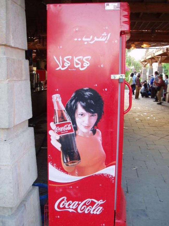 看板ではないけど・・・。<br />COCA COLA。<br />オドレイ・トトゥに似てる。