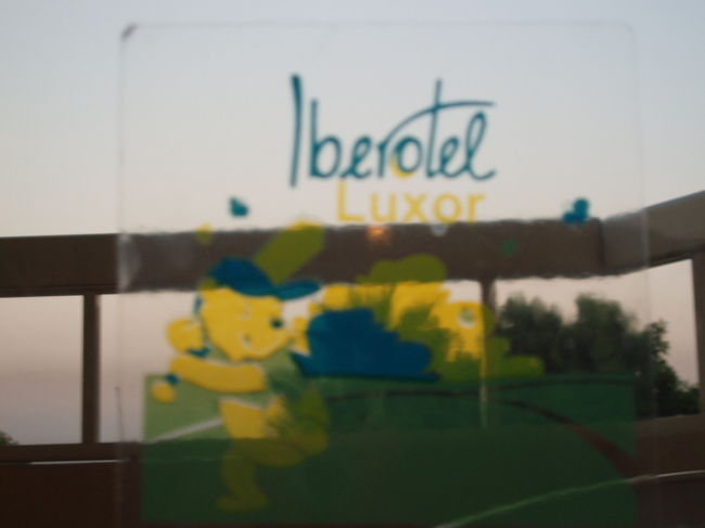 これも看板ではないけど、イベロテル・ルクソール内の、いろんな所に貼ってあったシール。<br />このホテルのキャラクターかな？<br />でもこれ、プーさんですよね。許可取ってるんかな・・・？