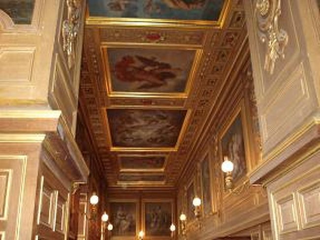 絵皿の回廊<br /><br />天井部分には絵画<br /><br />壁には絵皿が飾られている。<br />１、２、３…１２８枚っと。<br />