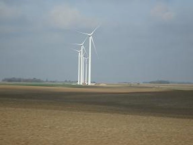 ロワールの古城をあとにししばらくお昼寝Time<br /><br />時折、窓の外に目をやる。<br />段々畑も少なくなってきた<br /><br />