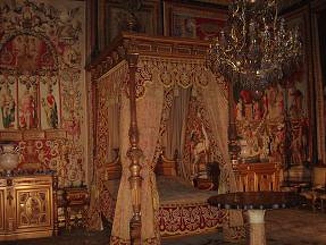 寝室　<br /><br />内部は豪華絢爛<br /><br />ベッドの長さが短く見える。<br />幅が広く高さがあるため感じる目の錯覚<br /><br />