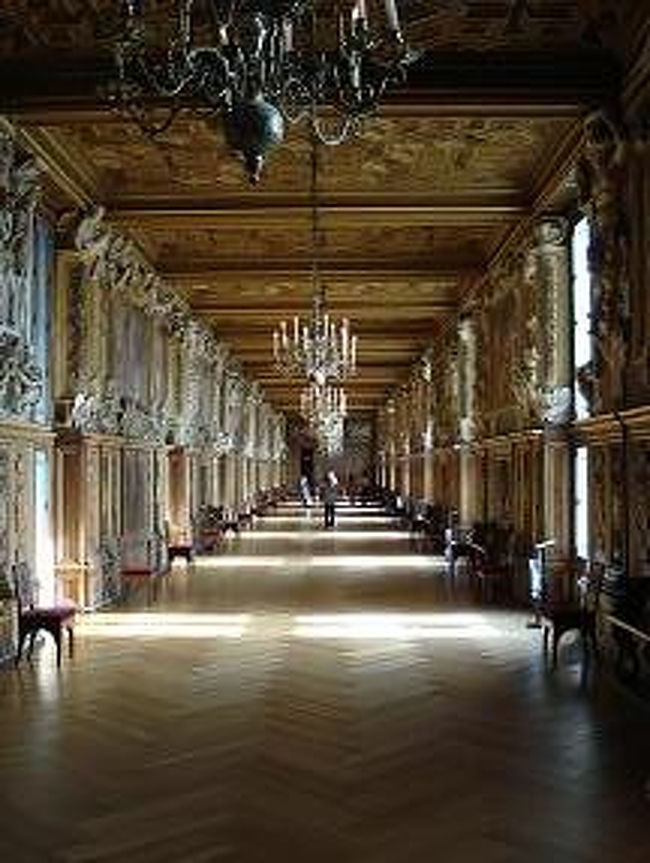 フランソワ1世の回廊<br /><br />おぉ〜、トレビア〜ン！！<br />光が差込み輝く回廊に思わず駆け出したくなります。