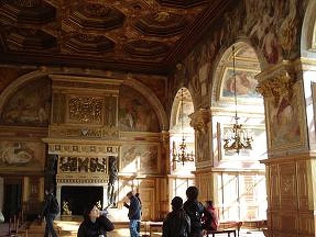 舞踏会の広間<br /><br />ここでは華やかな舞踏会が繰り広げられた。<br /><br />そりゃあ、踊りたくもなります♪