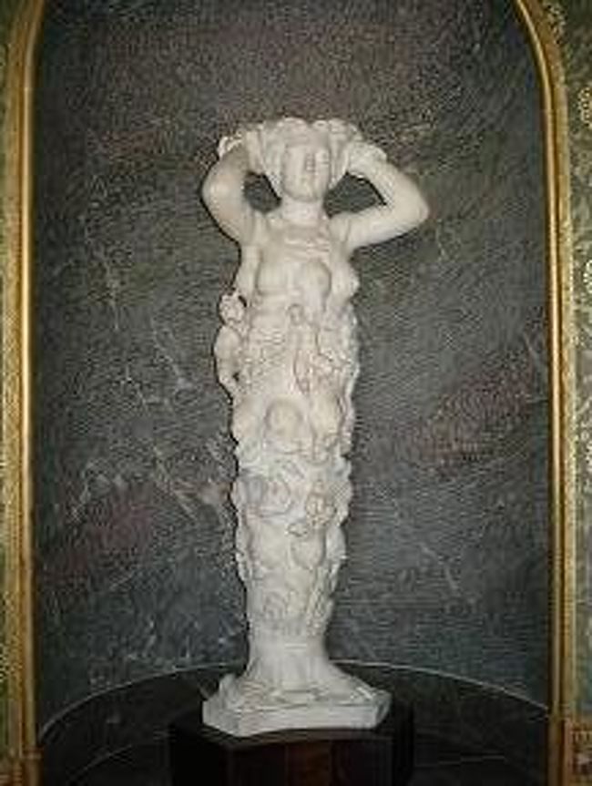 お乳の神様<br /><br />必ずしも13世の息子が14世でその子が15世…と親子関係ではないとか。<br /><br />フランスって日本のように名前の組み合わせが多くないんだそうです。<br /><br />なので、ルイとかアンリとか同じ名前の人が即位した場合その前にいた同じ名前の何人目という番号なんですね。<br /><br />チェリー勉強になりました。<br /><br />