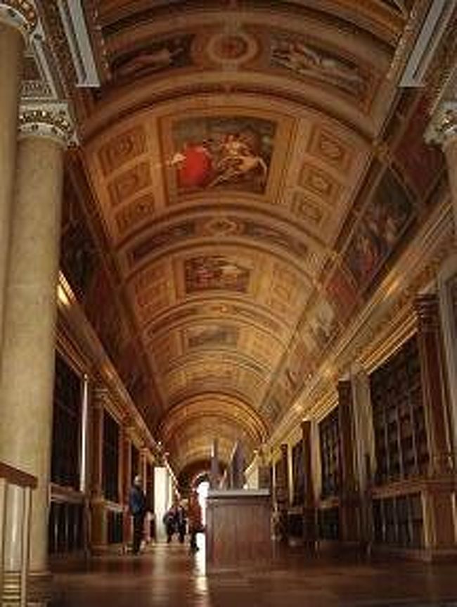 ディアナの回廊<br /><br />もとは王妃のお部屋だって？長いよ〜！<br /><br />今は図書室のようです。