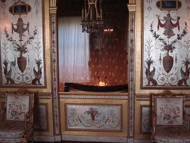 ﾏﾘｰ・ｱﾝﾄﾜﾈｯﾄのﾊﾞｽﾀﾌﾞ<br /><br />ガラス張りの向こうにﾊﾞｽﾀﾌﾞがチラリ<br /><br />泡いっぱいにバラの花びら♪<br />一度やってみたい