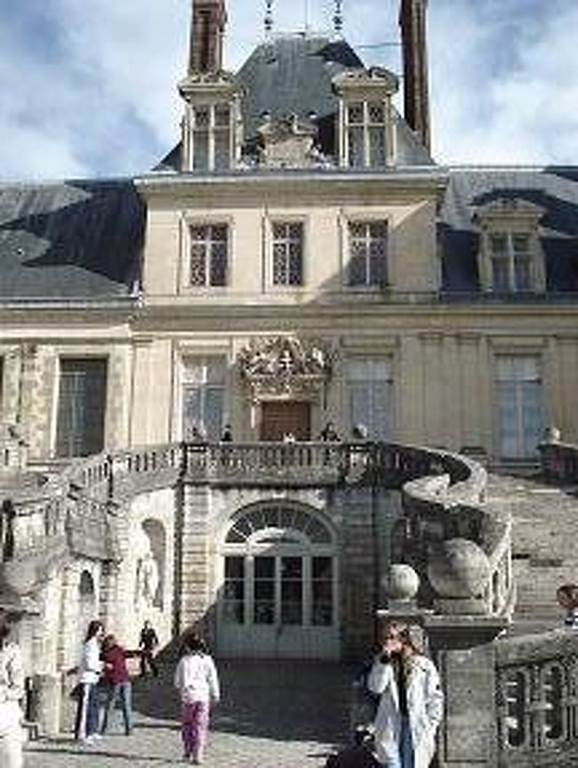 馬蹄形の階段<br /><br />別名　別れの階段<br />ナポレオンが流刑になる時別れを告げたという<br /><br />カップルで上がらない方がいいんでしょうか？<br />あれ？そういえば新婚さん達見えないな