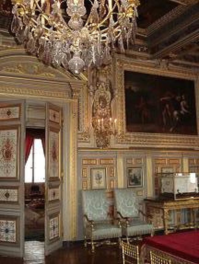 ルイ13世の間<br /><br />1601年　この部屋でルイ13世誕生<br /><br />この○○何世って付けられ方初めて知りました。<br /><br />日本でいえば徳川１代、２代みたいにルイの時代がしばらく続けばそこから1世、2世だとおもってました。<br /><br />ところが、時には1世と2世が何百年も離れていることもあるそうで？？