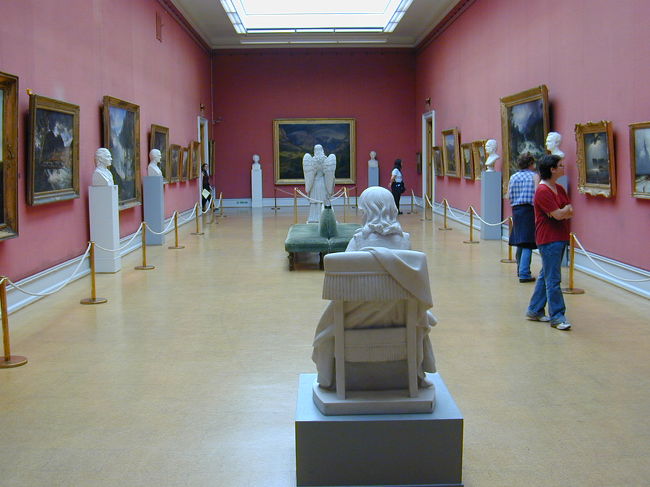 国立美術館の内部です。広くて静かな雰囲気です。