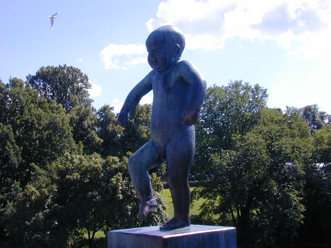 フログネル公園の彫刻の中で一番有名な「シンナターゲン：怒りん坊」です。