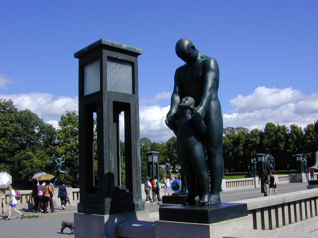 この彫刻は「歓喜」を表しています。