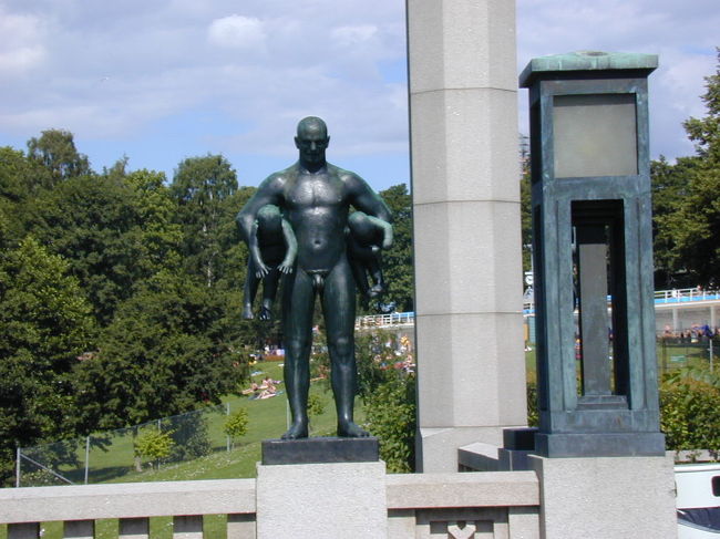 この彫刻は「父親」でしょう。