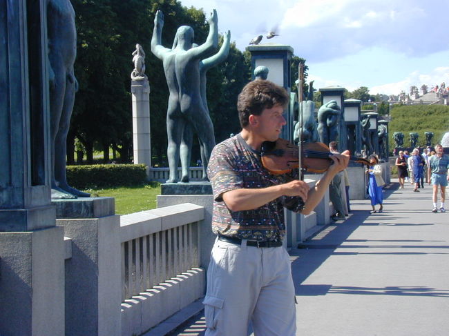 フログネル公園で、バイオリンを奏でている若者がいました。確か、モーツアルトの曲を弾いていました。