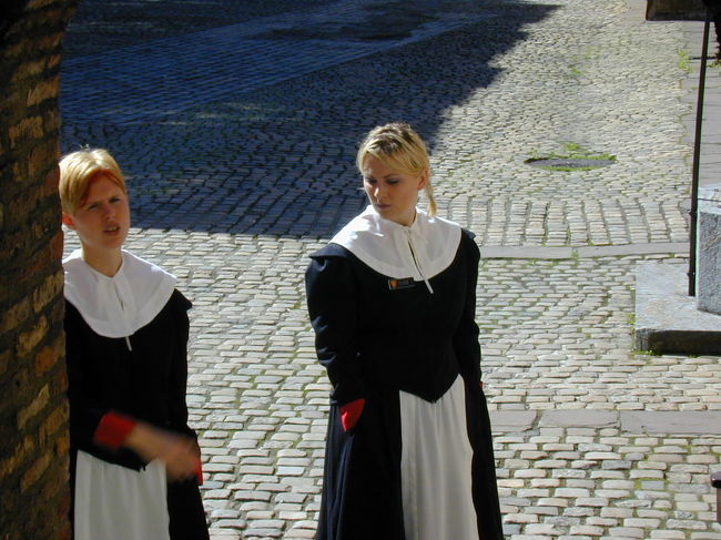 アーケシュフーズ城址での可愛い２人の少女です。