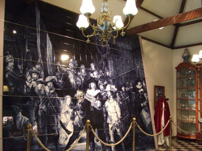 国立博物館ではレンブラントの「夜景」を鑑賞。写真はデルフト焼きの「夜景」