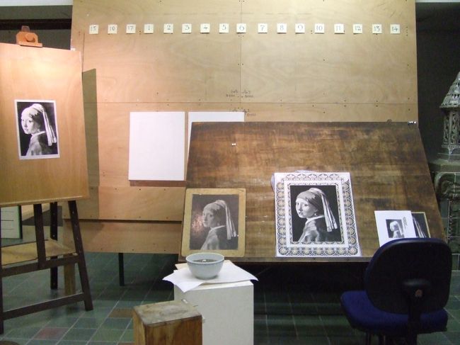 こちらはフェルメールの「青いターバンの少女」　これもデルフト焼きです。