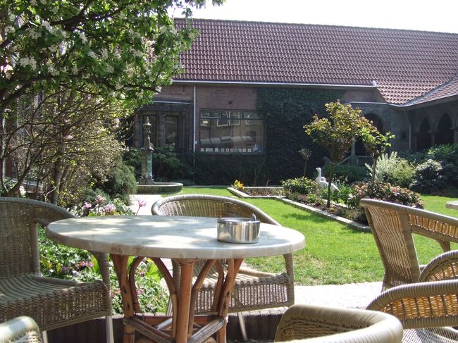 工房併設のティールームから中庭を撮って見ました。