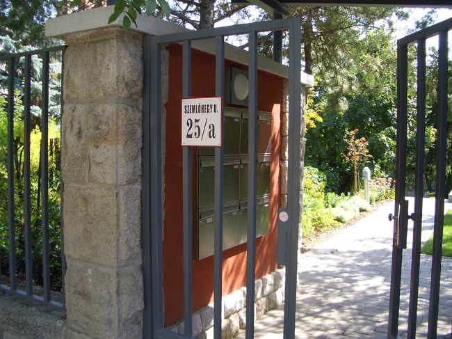 立派なおうちばかり。歩けども歩けどもデカい家が続きます。ちょいと玄関部分を拝借。。