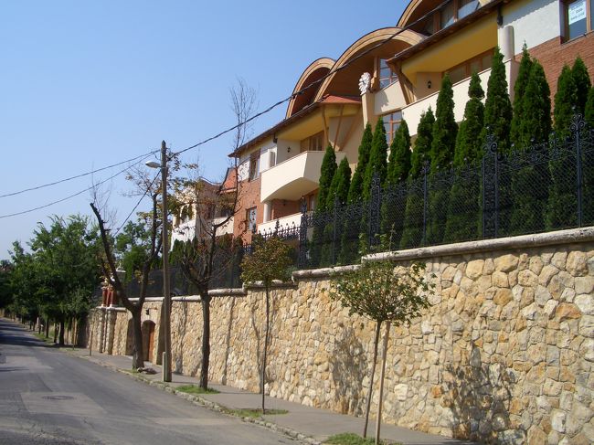 ビックリな家を発見！！この横に続く家、何とこれで一軒なんですよ。赤いカバンこの目で確認し、たまげました。ひょえ〜〜〜。