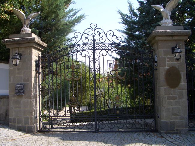 が、人発見！！丁度バス停で一人の老婦人が降りました。タバコをふかし、リッチな匂いがぷんぷんするマダム。という事で、尾行を試みる事にしました。で、さりげなく着いていってたどり着いた家がこちら。は〜。。写真だと分かりにくいですが、かなり広大な、たいそう立派なお宅でした。さ、さすがマダム；