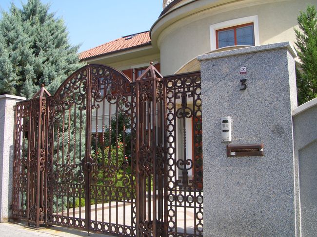 で、その後、しばし住宅ウォッチングをしていましたが、途中お手洗いに行きたくなってしまった赤いカバンは、そろそろブダペスト中心街に戻る事にしました。街に戻りそうなバスを見つけ、無事乗り込むことに成功。あ〜、バラの丘は実に異空間な住宅街でした。お時間あれば、是非お立ち寄り、リッチマン達の暮らしぶりを拝見なさって頂きたく思います。。ためいきーー