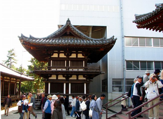 工事現場から外へ<br /><br />売店へ急ぐ人<br />境内を歩く人<br />それぞれに。。<br /><br />正面　鼓楼<br />右手　講堂<br />後　金堂工事現場<br /><br />鼓堂では５月１９日の団扇まきの行事が有名