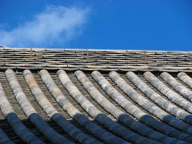 甍に時代の古さを感じます。<br /><br />　色合いも古く平瓦に丸瓦の組み合わせ<br /><br />１２００年前もこの青空