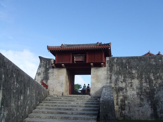 この門と水を使って時間を見ていたそうです。原理は…忘れてしまいました（笑）この旅一番（唯一）の青空です。この先に日時計の跡もありました。