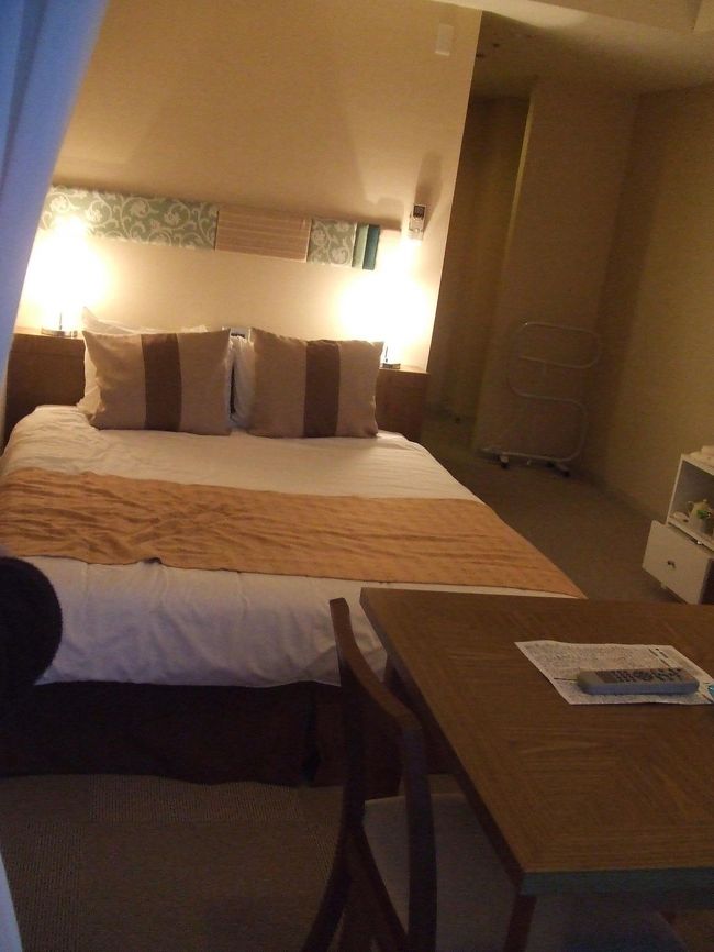 首里城の後にDFSに立ち寄り、その後ホテルに行きました。今回のホテルは、ザビーチタワー沖縄です。アメリカンビレッジのすぐそばにあります。じゃらんで一人旅用のホテルで検索し評判のよかったホテルです。一人なのにダブルベットです（笑）部屋も広くて、良かったです。