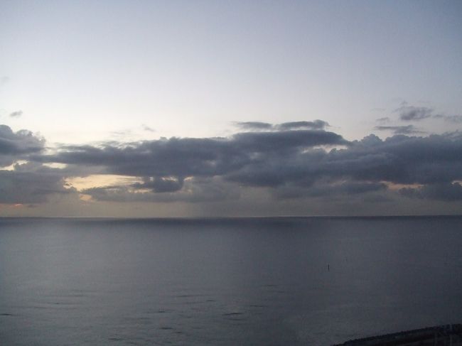 部屋は客室23階中21階でした！！しかも窓からはほぼ海しか見えません。絶景でした。サンセットビーチだったので夕日が見たかったけど残念ながら間に合いませんでした。翌日は時間が間に合ったけど曇りのためせっかくこんないい部屋だったのに結局夕日は見れませんでした。