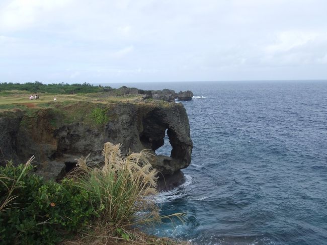 万座毛です。すっごい絶壁でした。そして海の青がなんともいえず綺麗でした。さっきのビーチとは違って青が濃いんですよね。藍色に近いくらいの。それに波の白が混ざってなんともいえない景色でした。<br />実は自殺の名所だそうで…でも何かの撮影をしていました。画面左側