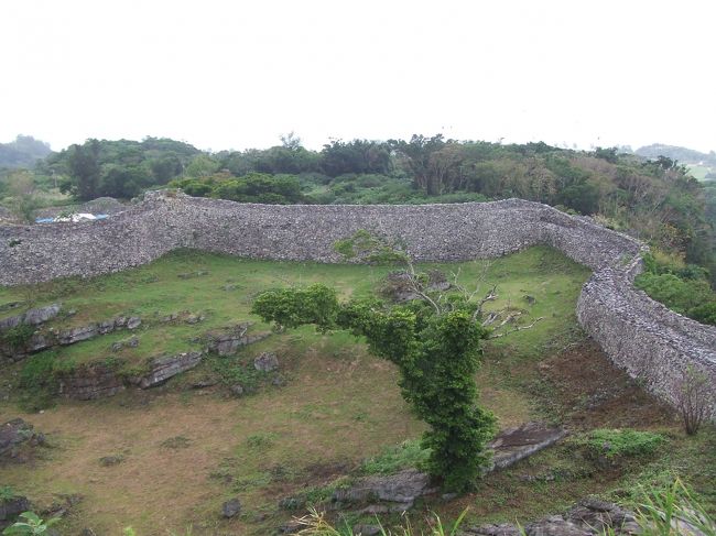 さすが日本の万里の長城。ぐるりと城壁が取り囲んでいます。首里城と同じくこちらも高台にあるので足にきました、筋肉痛第2弾です（笑）城壁の向こうには海もばっちり見えます。やっぱり絶景でした。
