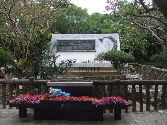 3日目です。南部を回りました。本当はもう一つの世界遺産斎場御嶽に行きたかったのですが、寝坊と悪天候のため断念しました。琉球ガラス村の後にひめゆりの塔に行きました。修学旅行生がたくさんいましたがこのぐらいの年齢の子が当時かりだされていたんだなと思うとなんともいえない気持ちになりました。