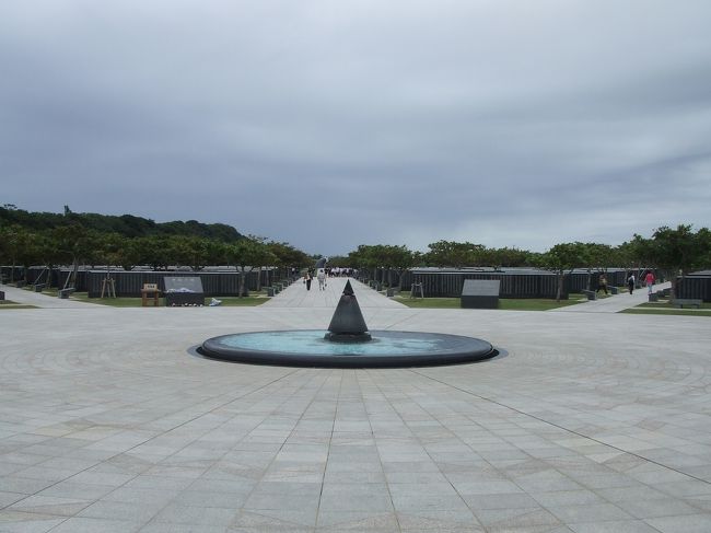 最後に平和祈念公園です。恥ずかしながらこのような公園があることを今回初めてしりました。後ろに広がる記念碑には戦争が原因でなくなった方々の名前が国籍をとわず刻まれています。その多さにびっくりしました。学生のころ教科書で犠牲者の数をみたりしていたけど改めて石碑の数を見てその多さにびっくりしました。