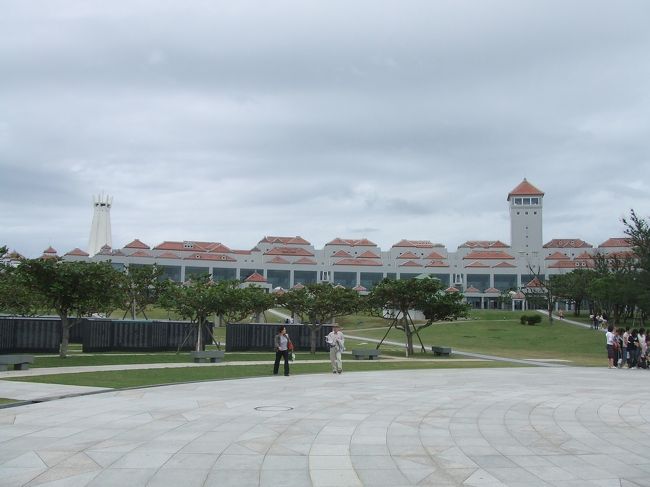 資料館です。1階は開放されていて、期間限定の展示物がありました。それを見るだけで自然に涙がでてきました。その前に公園の上を飛ぶ軍用機を見ていたので複雑な気持ちでした。