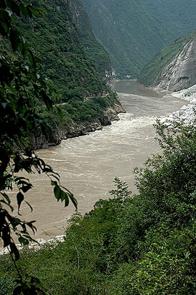 さあ、虎跳峡の底を流れる金沙江が近づいて来た。<br /><br />これも金沙江の上流側の方向。<br /><br />轟々と響く水音も次第に大きくなる。<br /><br />