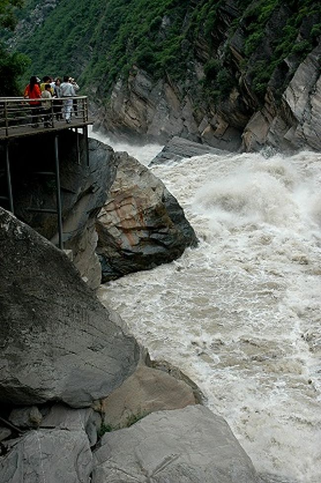 SUR SHANGHAIが駐車場から階段を下りて来た迪慶チベット族自治州側の遊歩道と金沙江の激しい流れ。<br /><br /><br />新しい遊歩道なので安心して歩けましたが、ふと目に入ったその支えの金属柱は結構細くてギョッ。(◎o◎)<br /><br />雪解けや大雨の後だと金沙江の水嵩もさらに増すんだろうし、それでなくても転落事故にならないようにご用心。<br />この上虎跳峡あたりでは流れも秒速８ｍになるそうです。<br /><br />