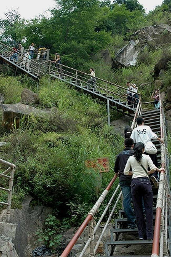 …また斜面に作られた階段や石段を上っていきます。<br />傾斜が結構きつい〜。<br /><br />虎跳峡は、標高３２００ｍを超える香格里拉の町と標高２４００ｍの麗江の間にあるので、無理は禁物。<br />SUR SHANGHAIは途中で休み休み、３０分ほどかけて駐車場まで戻りました。<br /><br />迪慶チベット族自治州側では、この上り口周辺や途中の道沿いにも輿がいくつも待機しているので、しんどくなった方は雇ってみては？<br />上りだけの片道料金の言い値は５０元でした。