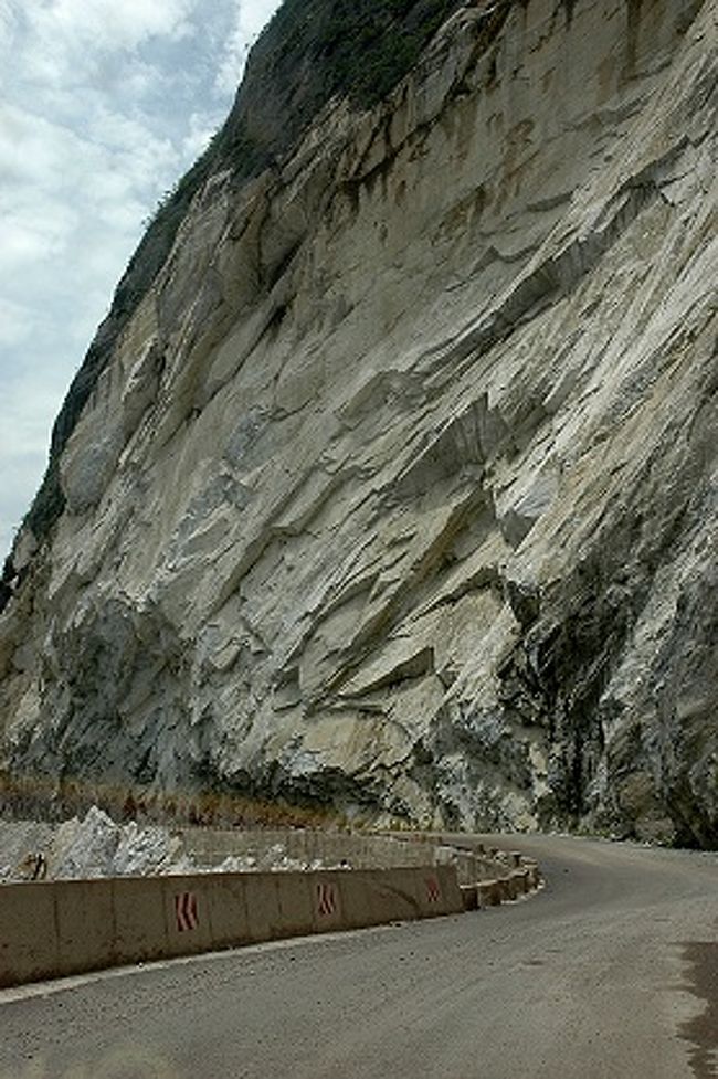 迪慶チベット族自治州側の絶壁を削って造った車道。<br /><br />う〜ん、いつまた崖崩れが起こることやら。