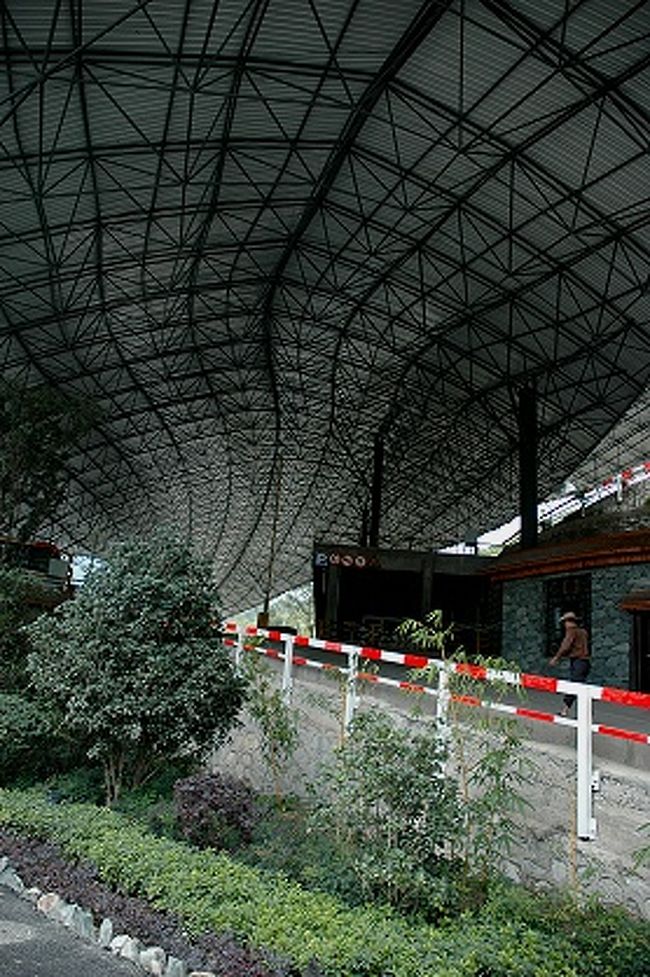 タクシーの運転手さん、またまたお待ち遠さま。<br />と、虎跳峡鎮の町まで戻る。<br /><br /><br />虎跳峡への表玄関になる、小中甸河が金沙江と合流する所には、場違いのような立派な建物が。<br /><br />出来たばかりのようでガラ〜ン。<br /><br />ここに観光施設が集合するのかも。<br />