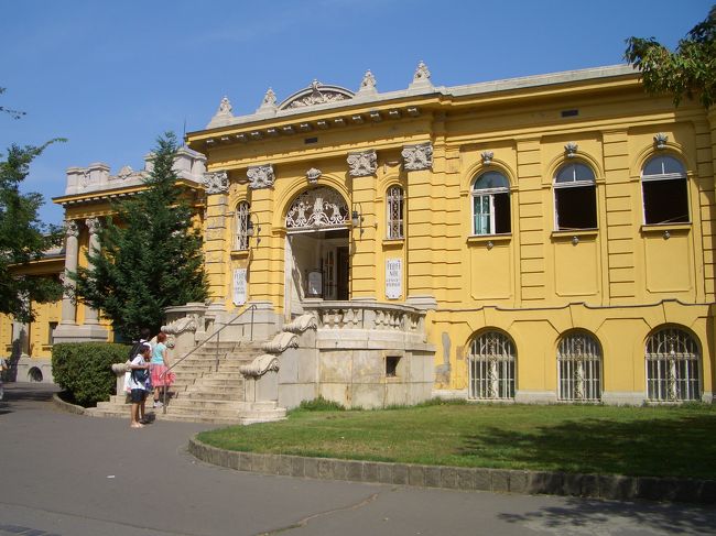 さて、続いてやってきたのがこちら。黄色い壁が特徴的なセーチェニ温泉です！！セーチェニは温泉としては欧州最大の規模を誇る建物とのこと。