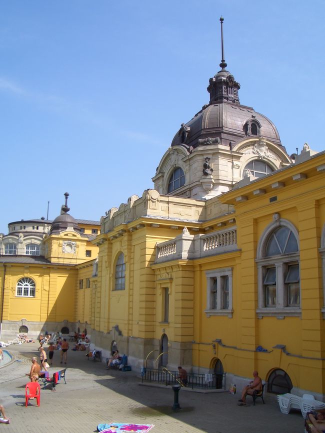 チケット売り場の所から、温泉の中が覗けるようになっていました。お〜〜！本当に水着いっちょの人がいっぱい！しかも本当に広大な温泉地です！