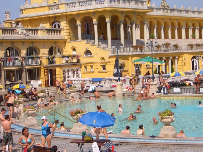 ん〜見てると現地の人に混じって入浴したくなっちゃいますな。。が、手持ちのお金が少なかった赤いカバン。財布を覗いてみるが・・・残念ながらお金足りず。。今回は見るだけだ。シクシク；；