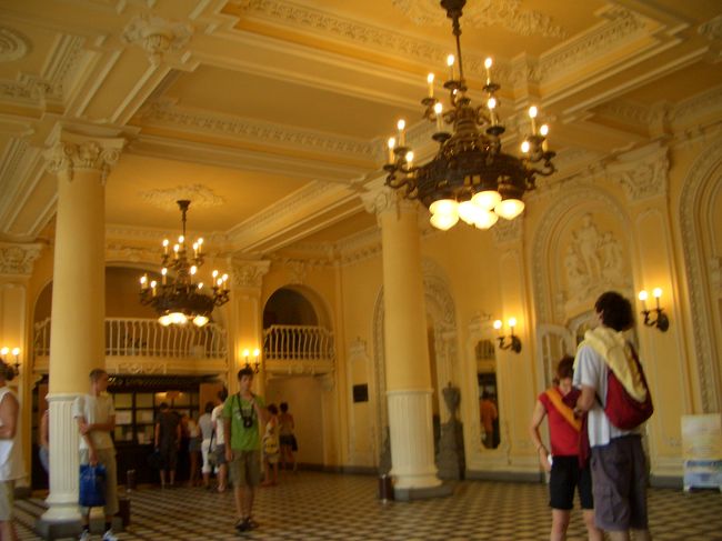 こちらが温泉の中央エントランス。立派なシャンデリアと装飾が見られます。入浴せずとも、来るに値する温泉ですな。