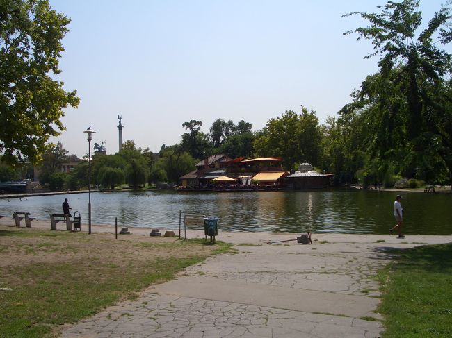 セーチェニ温泉の周辺は緑いっぱいの公園で囲まれています。付近にサーカスや動物園もあるようです。赤いカバンもフラフラ公園を歩いてみます。あ〜〜本当に夏のヨーロッパは何て気持ちいいんだろ〜(＠▽＠)